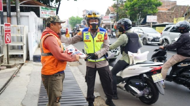 Ringankan Beban Masyarakat, Polisi dan TNI di Cimahi Betsinergi Berikan Bansos