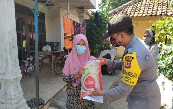 Warga Slum Area Desa Semplo Terima Bansos Paket Sembako dari Polisi di Masa PPKM
