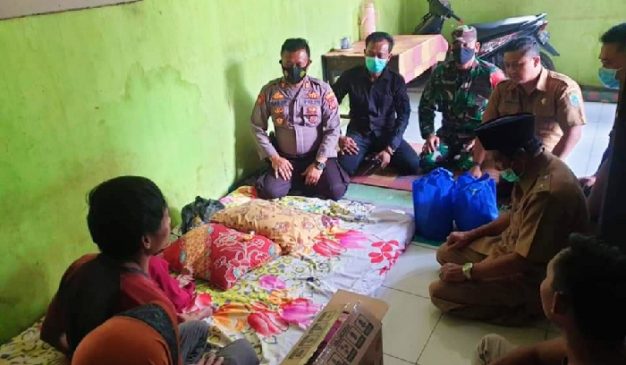 Polisi Terus Berikan Bansos Kepada Warga yang Mengalami Gangguan Pertumbuhan di Tengah PPKM