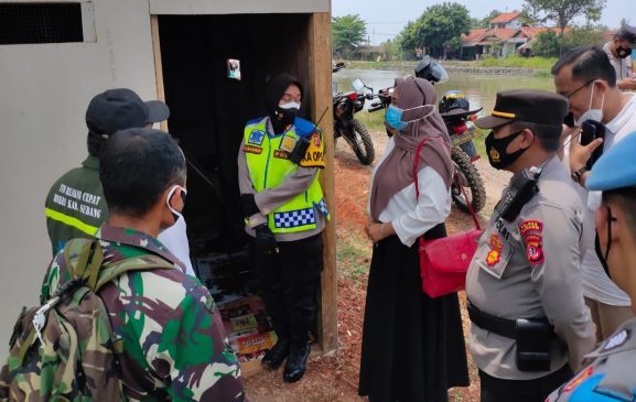 Polisi Kunjungi Warga yang Sakit dan Berikan Sembako di Masa PPKM
