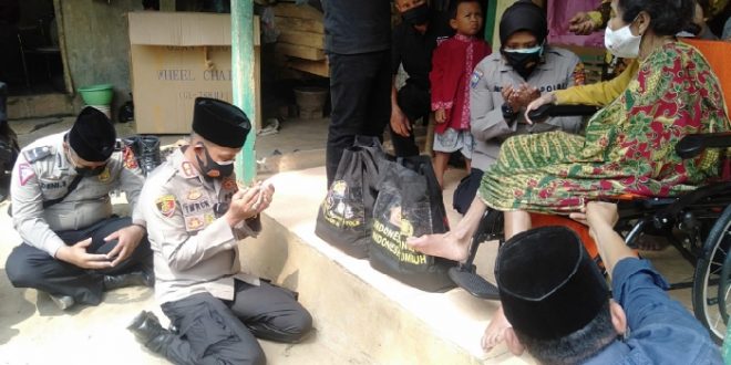Polisi Terus Salurkan Bansos Untuk Masyarakat di Tengah PPKM
