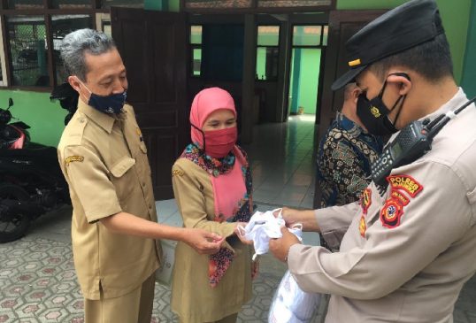 Polisi Sambangi Sekolah, Bagikan Masker Dan Berikan Imbauan Prokes Covid-19 di Masa PPKM