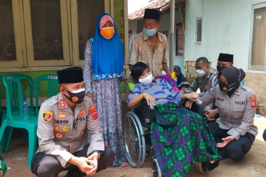 Weekend Tak Halangi untuk Berbagi, Polisi Bagikan Bansos Sembako di  Kecamatan Cipeundeuy