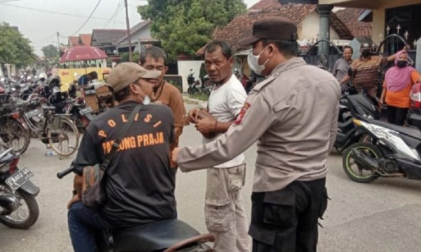 Cegah Penyebaran Covid-19, Polisi Berikan Himbauan Prokes dan Bagikan Masker di Masa PPKM