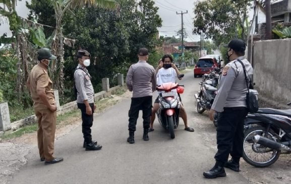 Operasi Yustisi, Polisi Edukasi Warga dan Bagikan Masker Kepada Para Pengguna Jalan di Masa PPKM