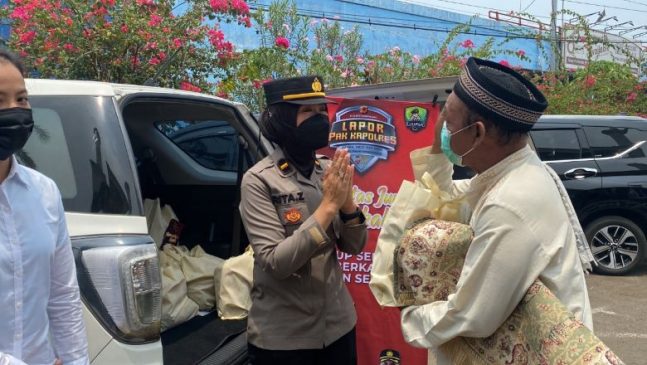 Jum’at Berkah, Polwan Bersama Komunitas Bagikan Bansos 90 Paket Sembako ke Tiga Lokasi Masjid