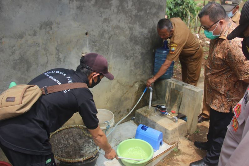 Anggota Komisi IV DPRD Provinsi Jawa Barat, Mochamad Ichsan saat meninjau SPAM di Desa Nagarawangi.