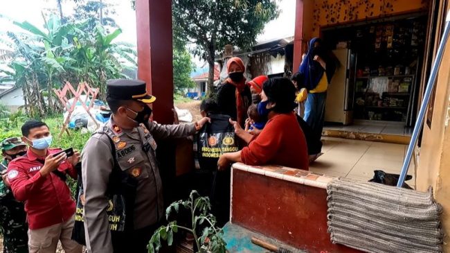 Kurangi Beban Masyarakat, Polisi Berikan Bansos di Desa Nyalindung
