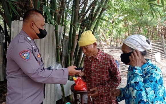 Melalui Sambang, Polisi Tekan Penyebaran Covid-19, Bagikan Masker Kepada Warga Binaan di Masa PPKM