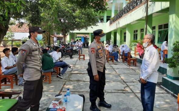 Pastikan Berjalan Lancar, Polisi Monitoring Kegiatan Vaksinasi Pelajar di Masa PPKM