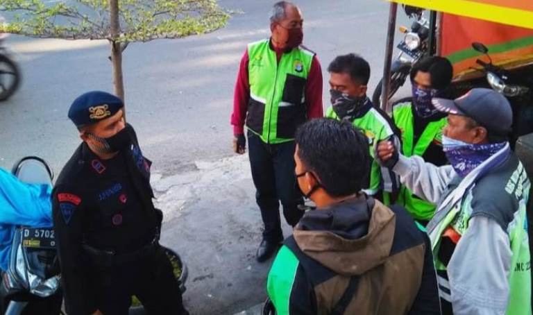 Patroli Sat Brimob Polda Jabar Sampaikan Prokes dan Bagikan Masker Kepada Ojek Pangkalan