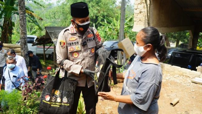 Penuh Keikhlasan, Polisi Berikan Bansos Kepada Masyarakat yang Membutuhkan di Tengah PPKM
