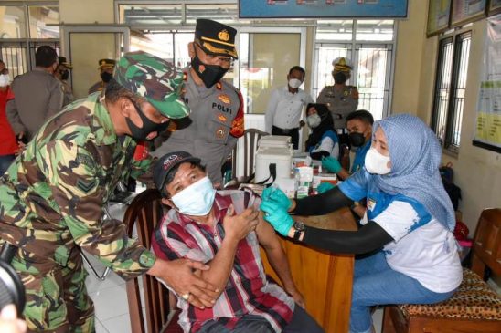 Persiapan Pilwu Serentak, Polisi Gelar Vaksinasi Covid-19 di Desa Lungbenda Di Masa PPKM