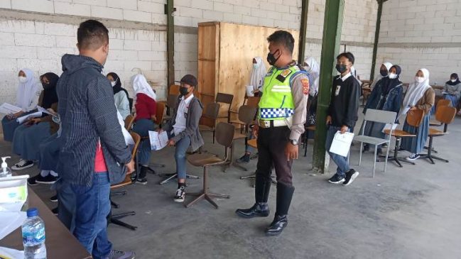 Polisi Adakan Gerai Vaksin Presisi Bagi Siswa dan Tenaga Pengajar SMK Piramida di Masa PPKM