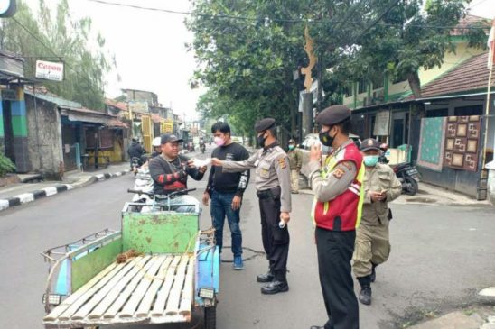 Polisi Bagi-Bagi Sembako untuk Warga Kurang Mampu di Masa PPKM