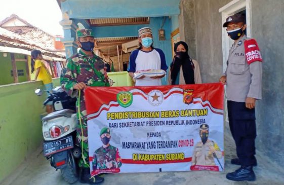 Polisi Bagikan Bansos Sembako Kepada Warga Terdampak Covid-19 di Masa PPKM