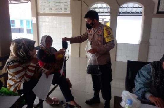 Polisi Bagikan Masker dan Terus Berikan Edukasi Prokes Kepada Warga