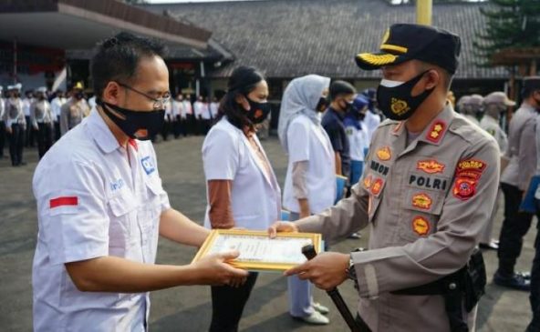 Polisi Berikan Penghargaan Kepada 17 Tenaga Vaksinator Covid-19