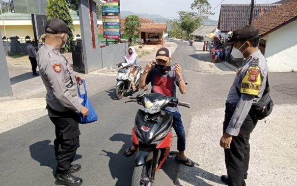 Polisi Gencar Bagikan Masker kepada Warga yang Tidak Gunakan Masker di Masa PPKM