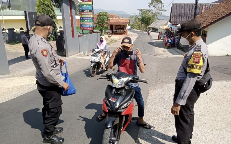 Ops Yustisi polsek Cingambul, menjaring warga tidak gunakan masker.