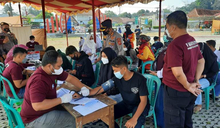 Kapolres Majalengka saat memantau langsung serbuan vaksinasi covid-19.