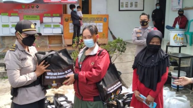 Puluhan Warga Desa Perbawati Sukabumi Terima Bansos saat Silaturahmi dengan Sejumlah Siswa SIPSS-Sus Setukpa Lemdiklat Polri di Tengah PPKM