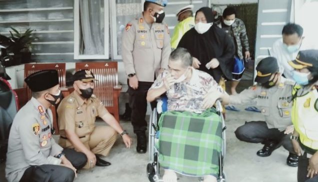 Punyai Jiwa Sosial Tinggi, Polri Bersinergi dengan TNI Berikan Bansos Beras dan Kursi Roda di Masa PPKM