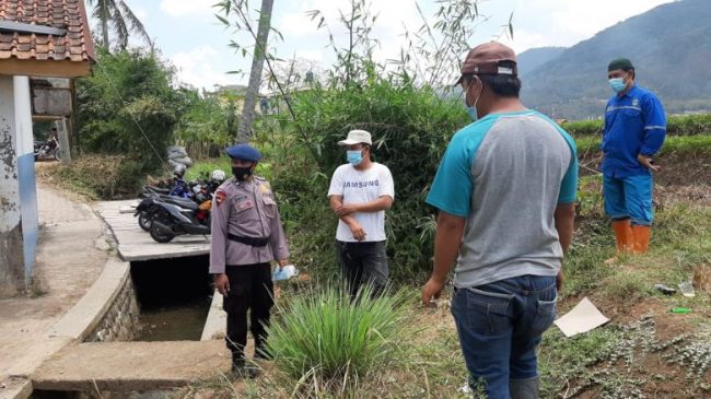 Sat Brimob Polda Jabar Bagikan Masker Gratis dan Edukasi Prokes Kepada Karyawan PT. Indo Makmur