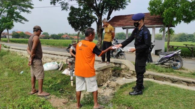 Sat Brimob Polda Jabar Bagikan Tips Pakai Masker yang Benar di Tengah PPKM