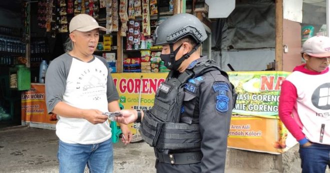 Sat Brimob Polda Jabar Kembali Sampaikan Prokes dan Bagikan Masker Gratis Kepada Warga Cianjur di Tengah PPKM