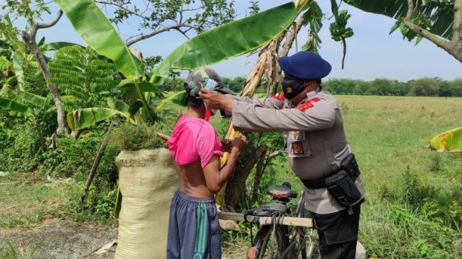 Sat Brimob Polda Jabar Patroli Kamtibmas dan Bagikan Masker Kepada Warga Winong