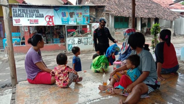 Sat Brimob Polda Jabar Rutin Sosialisasikan Prokes Kepada Warga Sekitar Cirebon dan Bagikan Masker di Masa PPKM