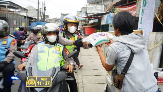 Sinergitas TNI-Polri Bagikan Bansos di Sepanjang Jalan Cibeureum
