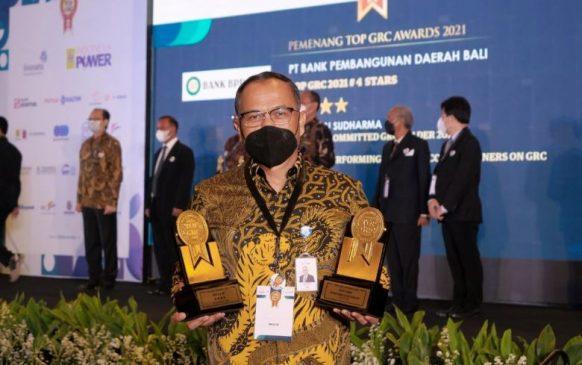 Tiga Penghargaan TOP GRC Awards 2021 Diboyong bank bjb  Beserta Jajaran Manajemen