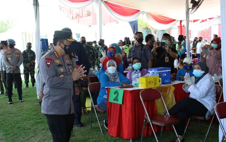 Kapolri saat meninjau Serbuan Vaksinasi di Surabaya.