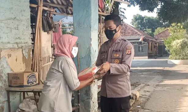Warga Slum Area Desa Slangit Terima Bantuan 25 Bansos Paket Sembako dari Polisi di Tengah PPKM