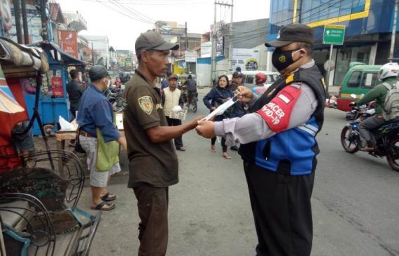 Dalam Rangka Pemberlakuan PPKM Level 3, Polisi Bagikan Masker ke Pedagang dan Pengunjung Pasar Dangdeur di Masa PPKM