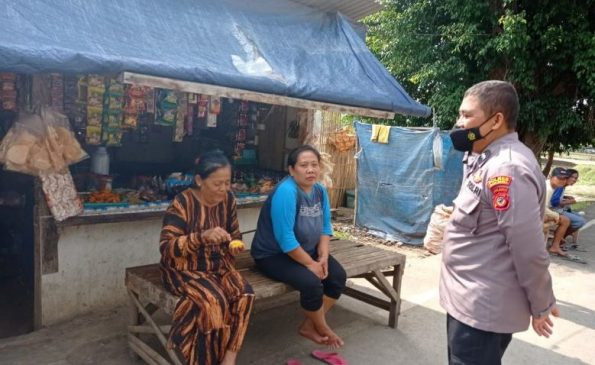 Dengan Humanis, Polisi ‘Door to Door’ Sambangi dan Ingatkan Warga yang Tidak Pakai Masker di Tengah PPKM
