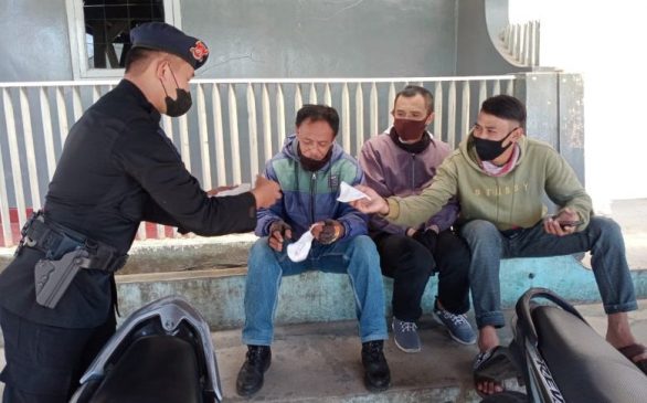 Di Tengah PPKM, Sat Brimob Polda Jabar Bagikan Masker Gratis Kepada Warga Lembang