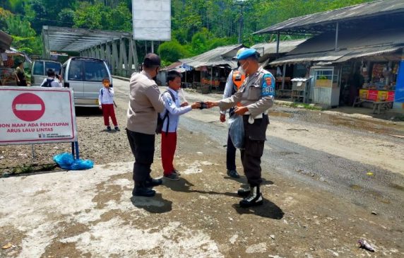 Edukasi Pentingnya Prokes, Polisi Bagikan Masker dalam Pelaksanaan Operasi Yustisi di Masa PPKM