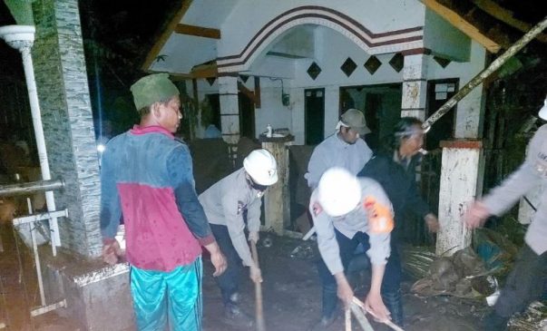 Gerak Cepat, Sat Brimob Polda Jabar Bnantu Masyarakat Terkena Bencana Banjir Bandang di Kecamatan Sukawening Garut