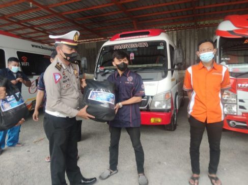 Hari Pertama Operasi Zebra Lodaya 2021, Polisi Bagikan Ratusan Sembako dan Edukasi Prokes di Masa PPKM