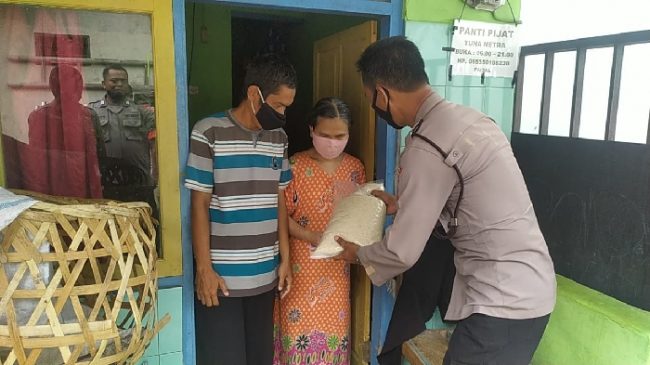 Polisi Salurkan Bansos untuk Warga Terdampak Covid-19 di Kelurahan Tajur di Masa PPKM