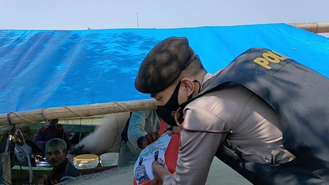 Polisi Terjun Langsung Bagikan Bansos Sembako Kepada Masyarakat di Masa PPKM