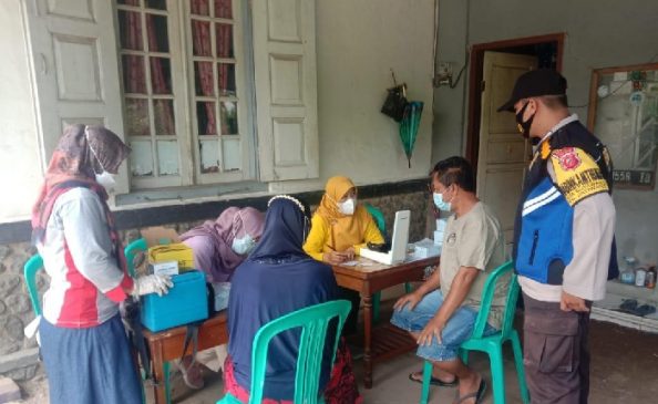 Cegah Penularan Covid-19, Polisi Bagikan Masker dan Ajak Masyarakat untuk Disiplin Prokes Di Masa PPKM