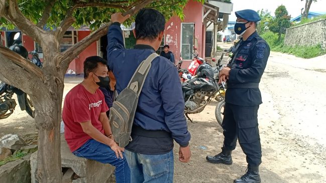 Sat Brimob Polda Jabar Patroli Sambang Kamtibmas di Pangkalan Ojek Desa Nanggeleng Sambil Bagikan Masker di Masa PPKM