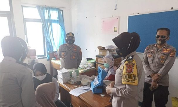 Berikan Rasa Aman, Polisi Pantau Pelaksanaan Vaksinasi Covid 19 di Masa PPKM