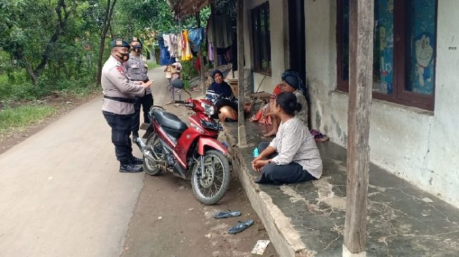 Sat Brimob Polda Jabar Sampaikan Pesan Kamtibmas dan Beri Himbauan Prokes Cegah Penularan Wabah Covid-19 di Tengah PPKM