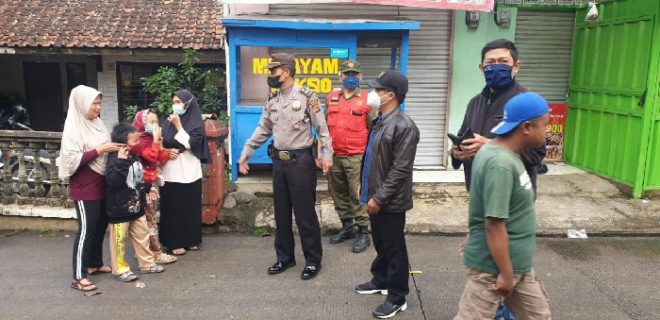 Polisi Bersama Satgas Covid Tutup Kegiatan Pasar Tumpah dan Imbau Warga Patuhi Prokes di Masa PPKM