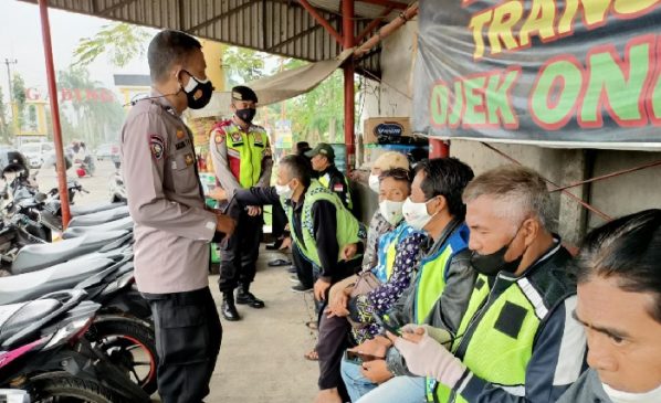 Polisi Sosialisasikan Aplikasi PeduliLindungi Kepada Komunitas Ojeg Pangkalan Sambil Bagikan Masker di Masa PPKM